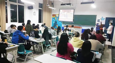 新媒体与文法学院组织全体学生集体回看二十大开幕会