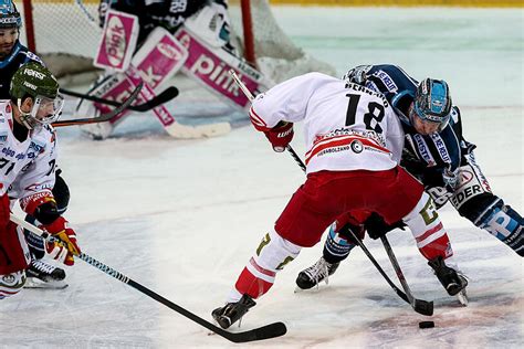 Black Wings Feiern 5 4 Comeback Sieg Gegen Bozen Nachrichten At