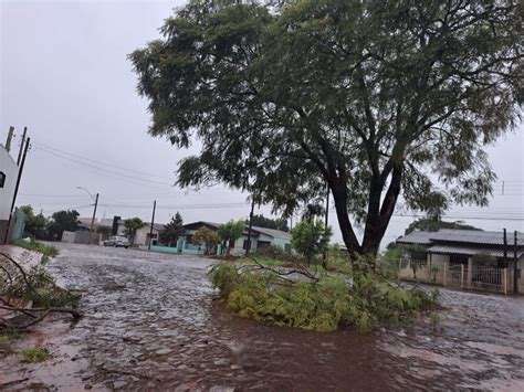 TEMPORAL CAUSA DESTELHAMENTOS E QUEDAS DE ÁRVORES EM SANTO AUGUSTO