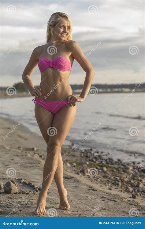 Bella Mujer En Bikini En La Playa Imagen De Archivo Imagen De Morena