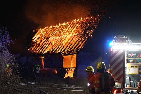 Hattenhofen Bauernhaus In Vollbrand Wind Erschwert L Scharbeiten