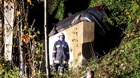 Vollbesetztes Auto stürzt von Brücke oe24 at