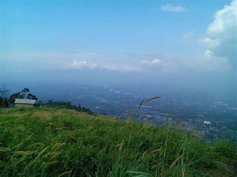 Limakaki Menikmati Matahari Terbit Dari Ketinggian Bukit Alesano