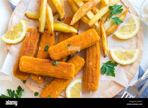 Palitos De Pescado Frito Con Patatas Fritas Dedos De Pescado Palitos