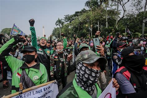 Foto Pengemudi Ojek Online Unjuk Rasa Tuntut Kenaikan Upah Foto