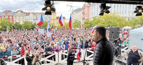 Praga Estremisti Di Destra E Di Sinistra In Piazza Contro Il Sostegno