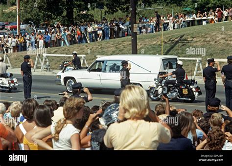 Elvis Presley Funeral Leaving Graceland Banque De Photographies Et D