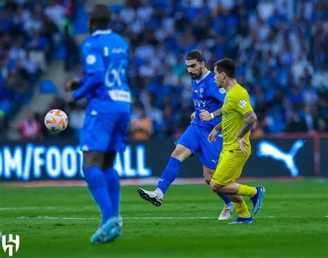 الهلال يضرب النصر بثلاثية نظيفة في ديربي الرياض وينفرد بصدارة الدوري