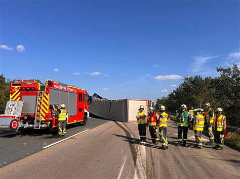 Unfall auf A3 im Nürnberger Land Laster kippt um Autobahn für sieben