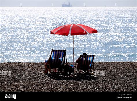 Sentado En Los Guijarros Fotograf As E Im Genes De Alta Resoluci N Alamy