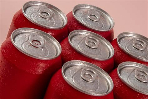 Latas de refresco rojo frío para uso conceptual Foto Premium