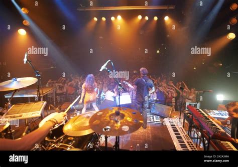 Una Banda Tocando En El Escenario En Un Concierto Este Concierto Fue