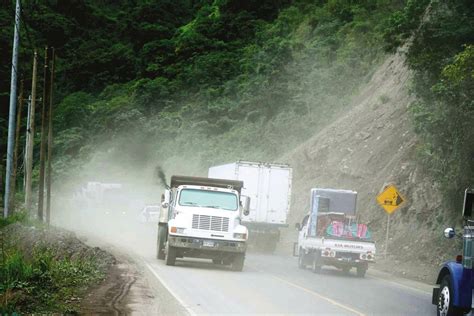 Derrumbe por falla en carretera a Cofradía causa largas filas en horas pico