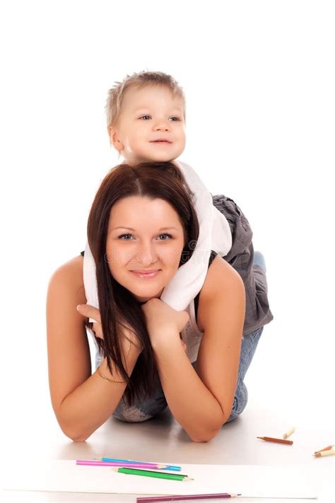 Счастливая мать с ребенком стоковое фото. изображение насчитывающей ...