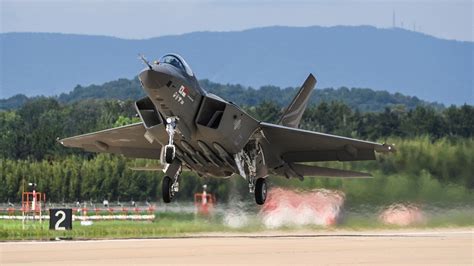 [Exclusive] KF-21 succeeds in second flight of 'Landing Gear' - Teller Report