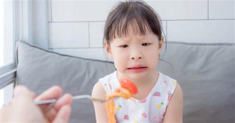 你还在追着孩子喂饭？用手抓食物，孩子更聪明 每日头条