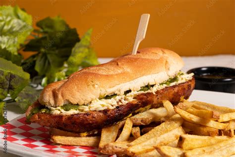 Foto De Choripan Argentino En Plato Con Papas Fritas Plato Argentino