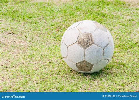 Vecchio Calcio Pallone Da Calcio Sull Erba Fotografia Stock Immagine