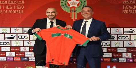 فوزي لقجع يحتفل مع لاعبي المنتخب المغربي بانتصار الافتتاح في كأس أمم