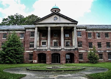 9 haunting abandoned hospitals frozen in time | loveproperty.com