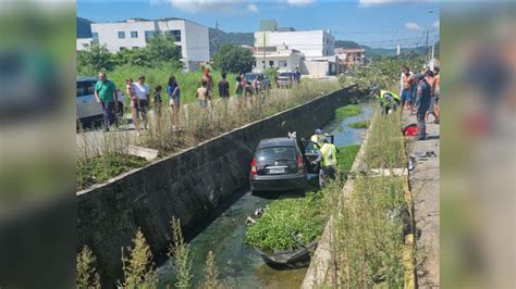 Carro Cai Em Vala Ap S Colis O Em Cambori E Deixa Mulher Ferida