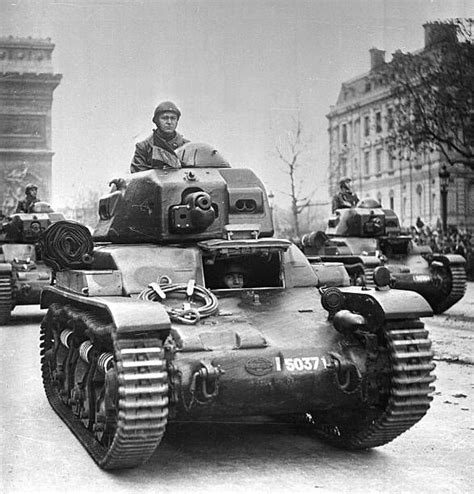 Char Leger D Accompagnement D Infanterie Renault R On Parade In