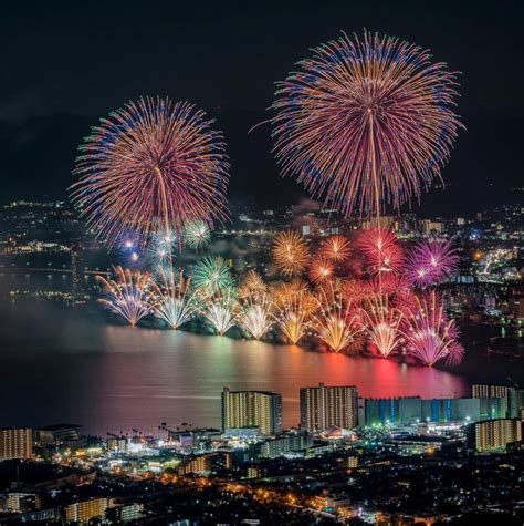 Los fuegos artificiales japoneses alcanzan otra dimensión gracias a