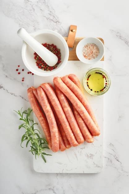 Saucisses de boeuf à la viande Saucisses de barbecue crues avec épices