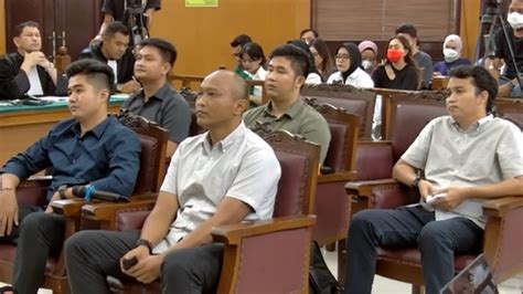 Hendra Kurniawan Hadirkan Saksi Meringankan Di Sidang Perintangan