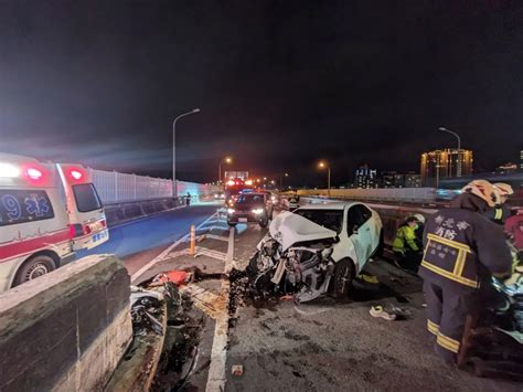 國1接台64嚴重車禍！自小客自撞車頭全毀 駕駛命危搶救中 社會萬象 要聞 Nownews今日新聞