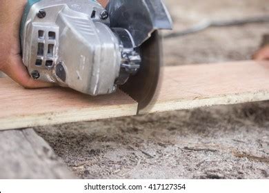 Man Using Circular Saw Cut Plywood Foto Stock 417127315 Shutterstock