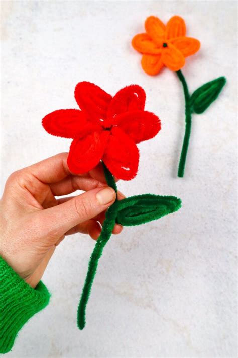 Pipe Cleaner Flowers - Craftsy Hacks