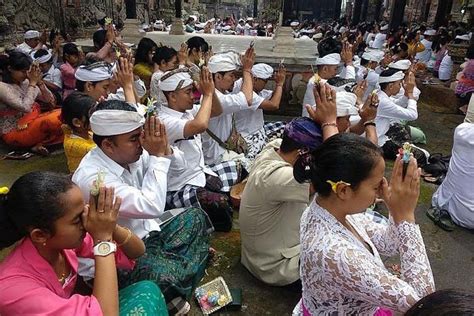 Upacara Sembahyang Di Bali