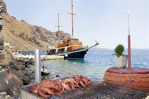 5 BEST Santorini Volcano Tours 2020 (COMPARED, Prices & Itinerary)