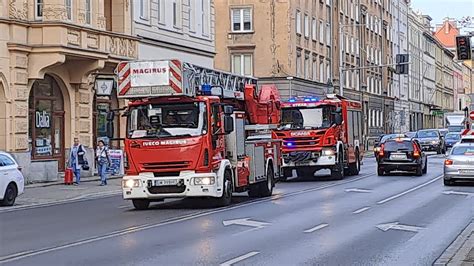 Przejazd alarmowy plutonu gaśniczego z JRG 1 Wrocław YouTube