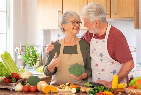 Casal De Idosos Sorridentes Trabalhando Juntos Na Cozinha De Casa