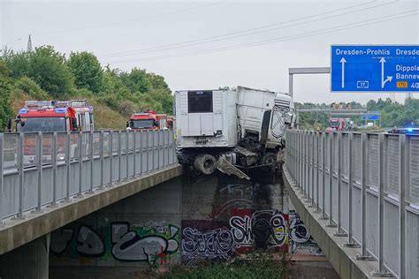 Dresden Verkehrsunfall Mit Pkw Und Lkw Verunfallt Auf Bundesautobahn