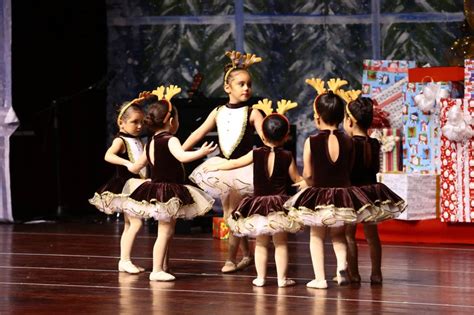 Danza teatro y pintura en el show navideño de Diana Sorto Dance Studio