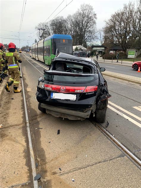 Zderzenie auta osobowego z tramwajem Jedna osoba została ranna ZDJĘCIA