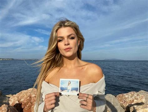 FOTO Davina Michelle Deelt Een Kiekje In Bikini Een Must See In Het Leven Van Een Man