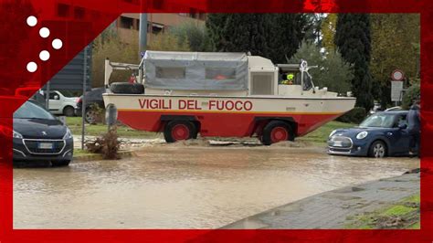 Alluvione Campi Bisenzio Mezzi Anfibi Di Vigili Del Fuoco E Croce