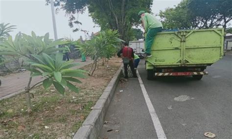 Melakukan Kerja Bakti Pembersiha Jalur Di Jalan Siligita Dislhk Badung