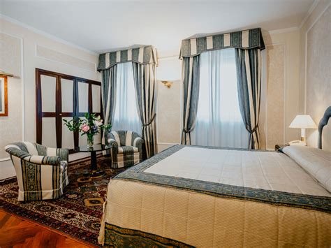 Choose the Superior room of Hotel De La Ville in Florence