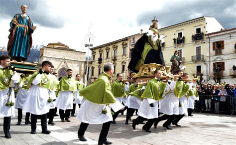 A Sulmona Torna La Madonna Che Scappa Con Lobbligo Di Mascherine All