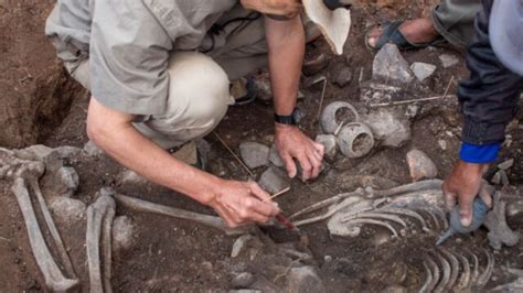 Tumba De Sacerdote De Anos Descoberta Intacta No Peru