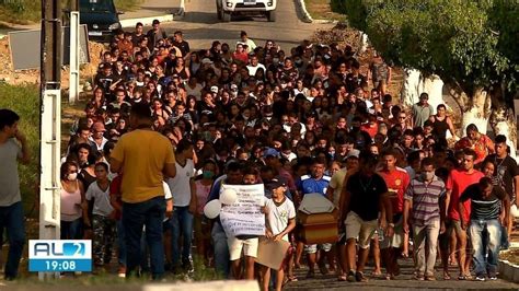 Corpo de estudante que morreu após cair de ônibus escolar é enterrado