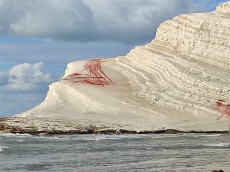 La Scala Dei Turchi Sfregiata Con Vernice Rossa