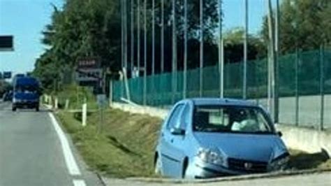 Auto Fuori Strada Sulla Castellana Di Fronte Al Bhr Hotel