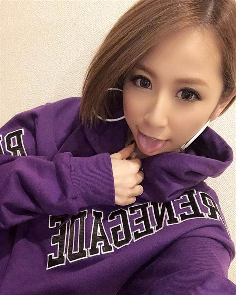 北川エリカさんのインスタグラム写真 北川エリカinstagram「さやちむちゃんからプレゼントで頂いた服着たよー！ 赤いのは引退作の