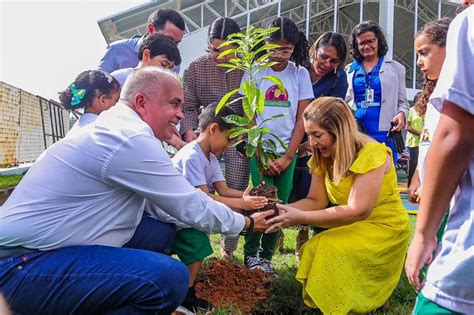 Deputados e alunos da Sementinha fazem plantio de mudas em alusão ao